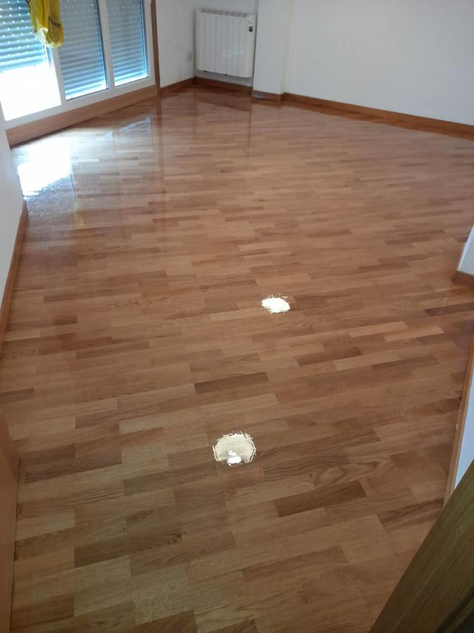 Servicio de pulido y barnizado terminado en vivienda privada