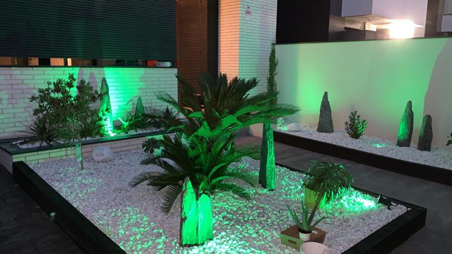 Jardines minimalistas con iluminación