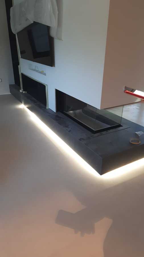 Instalación tiras led bajo chimenea.