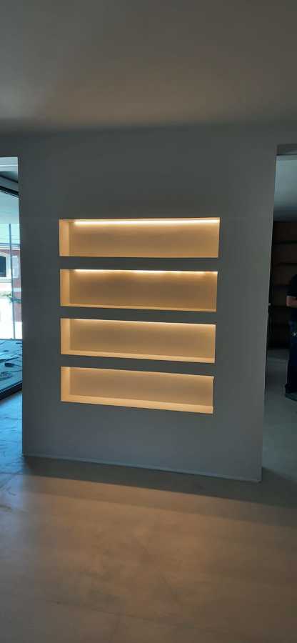 Instalación de tiras led en estanterías.