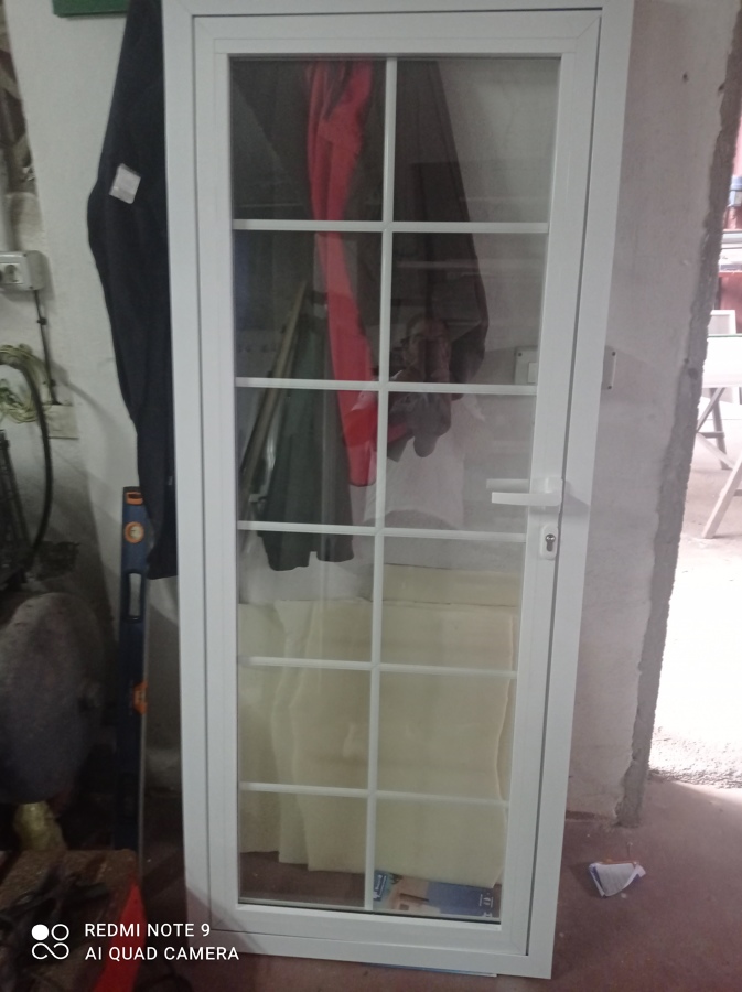 Puerta abisagrada con palilleria