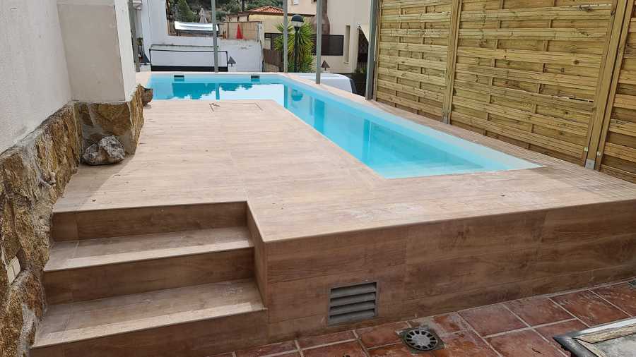 Piscina en patio de casa