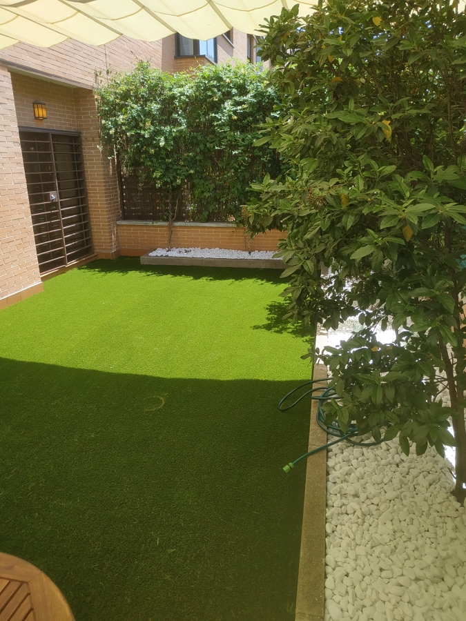 Instalación de césped en terraza