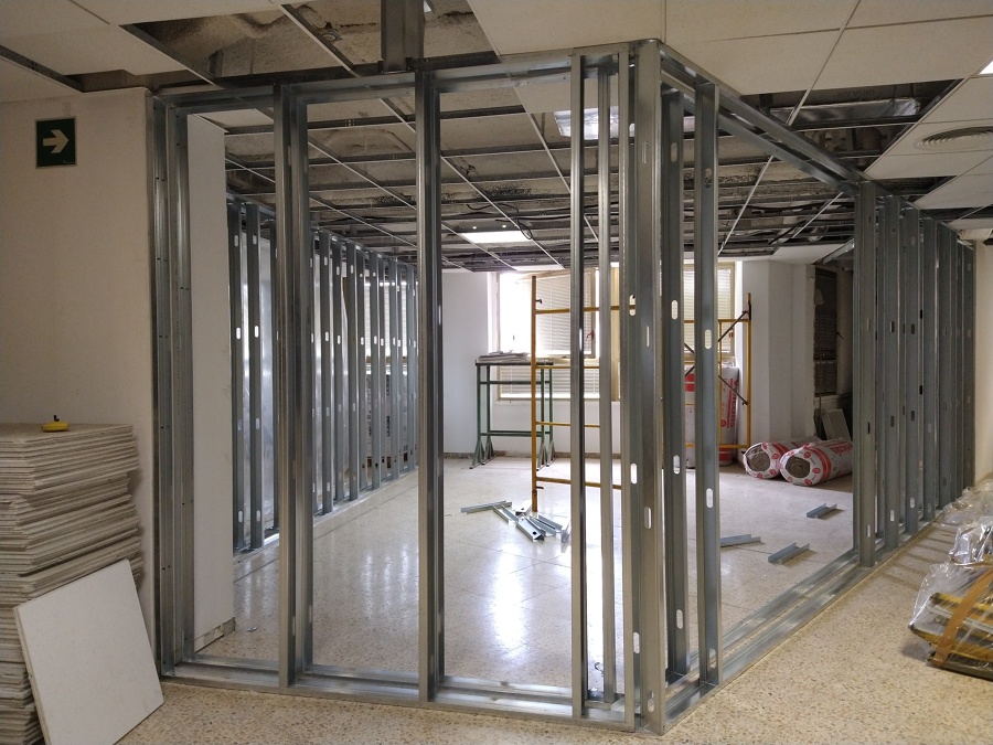 Tabique de pladur con doble estructura y cámara.