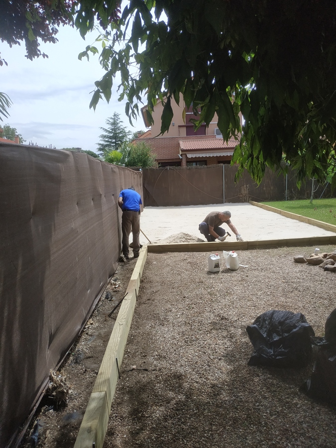 Creación de jardineras con traviesas y arena silice