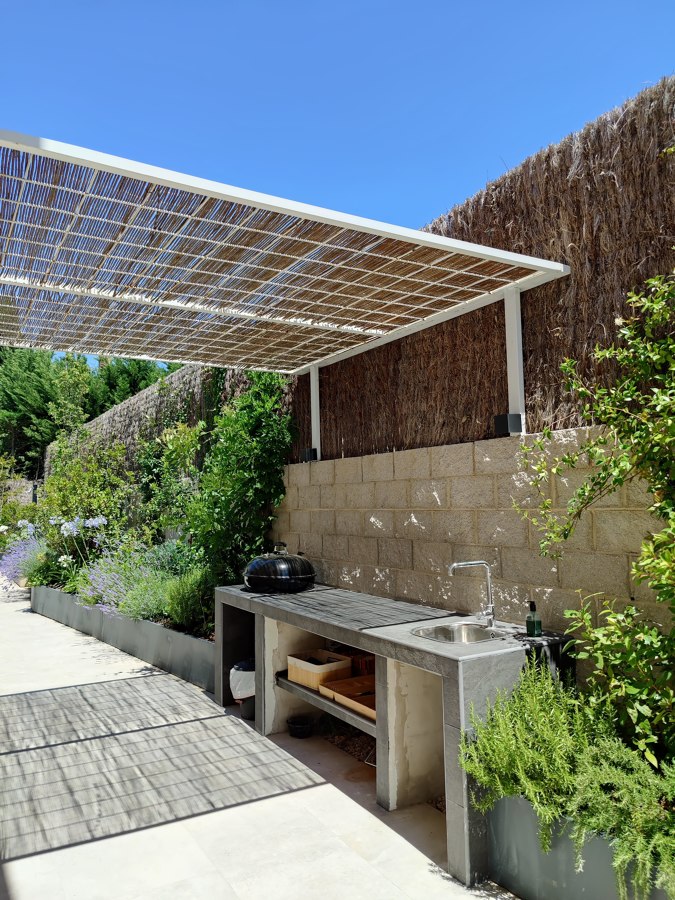 Barbacoa de obra y pérgola