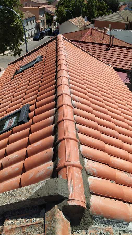 Tejado teja mixta con ventanas velux