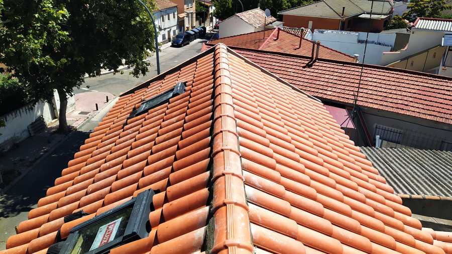Tejado teja mixta con ventanas velux