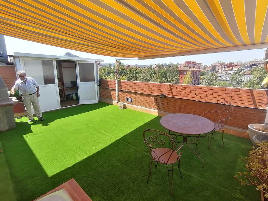 Colocación de césped artificial en terraza de 32 mm
