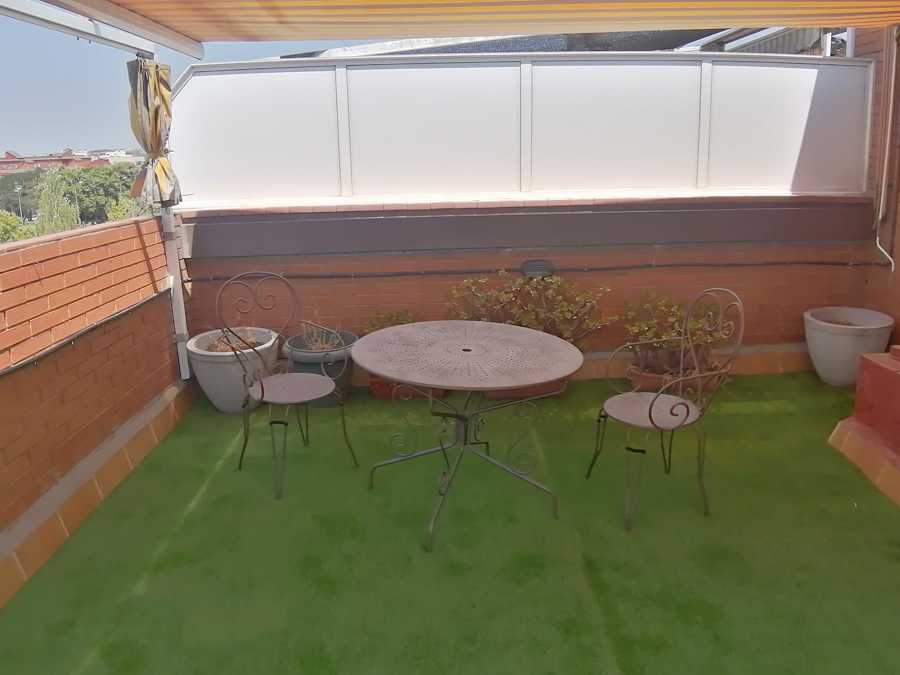 Aplicaciones de pintura moderna martillada en color óxido en mesa y sillas de terraza