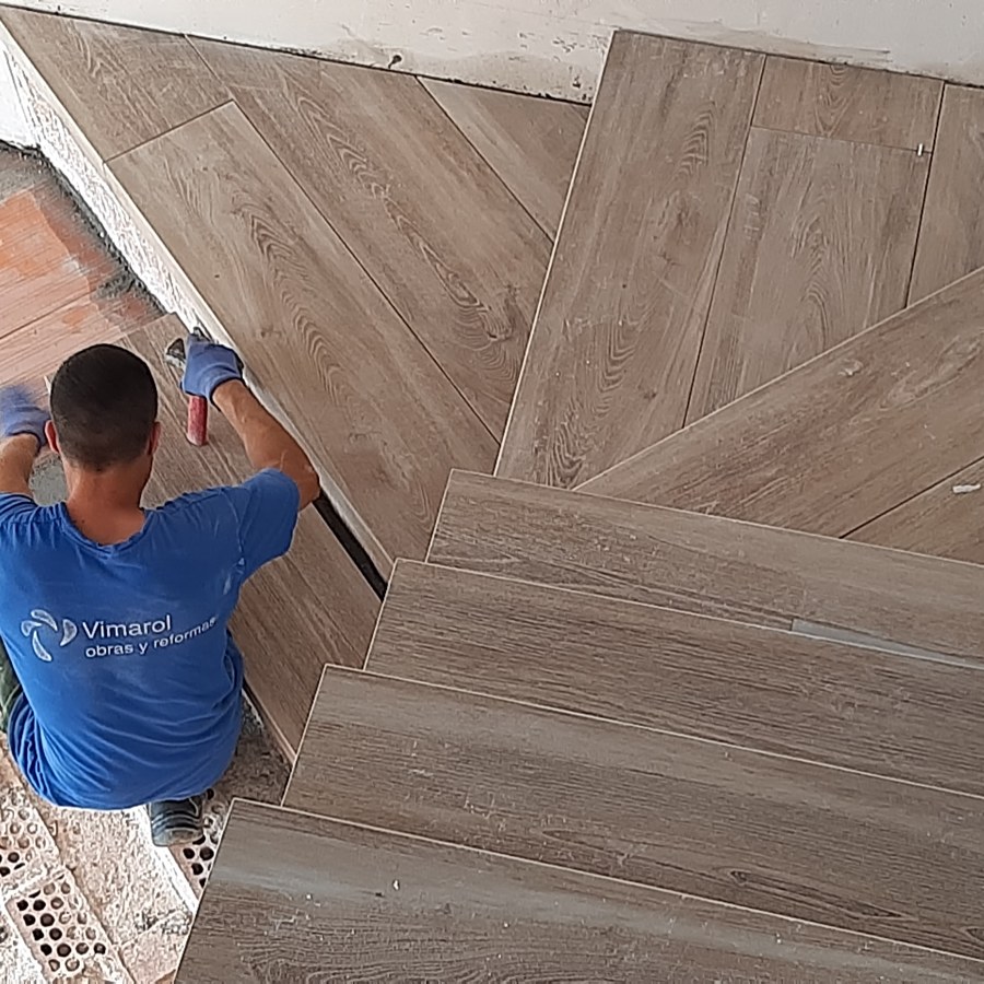 Escalera de gres porcelanico, parquet