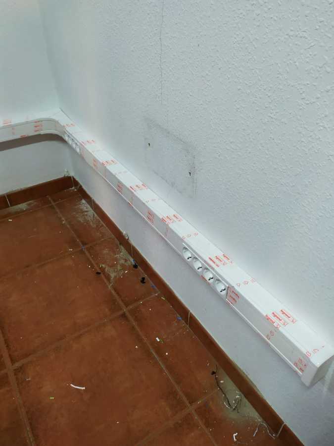 Canaleta con enchufes integrados