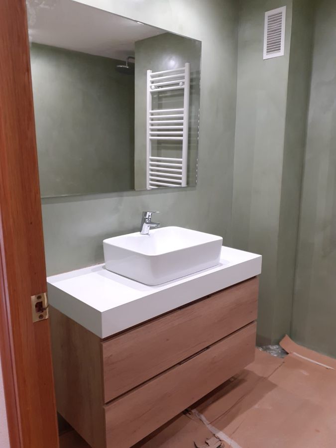 Microcemento en baños color verde