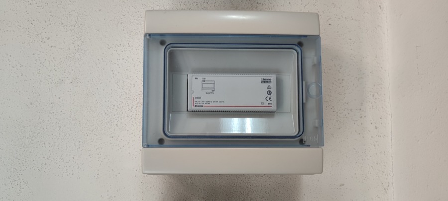 Alimentador de portero en cuadro