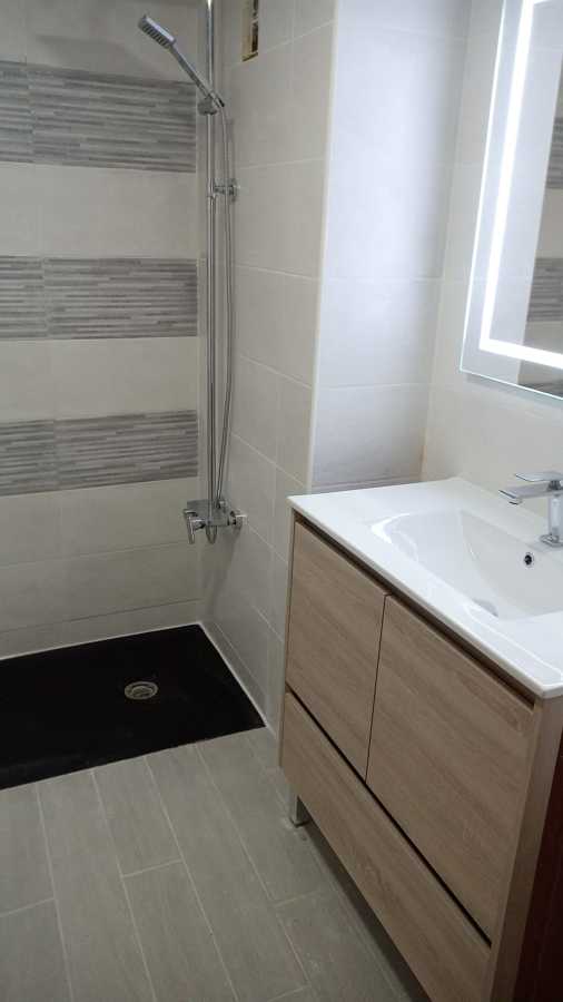 Renovación de baño con ducha negra