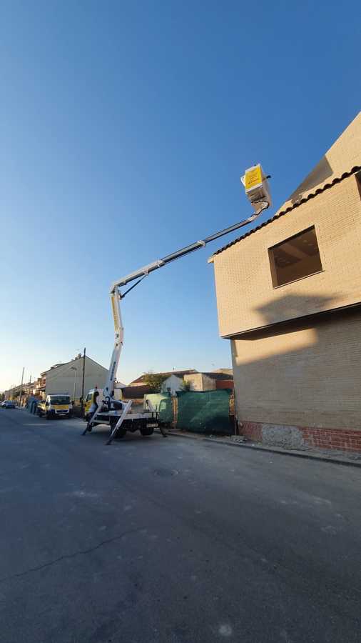 TRABAJO EN ALTURA CAMION CESTA