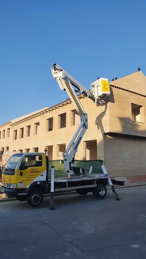 TRABAJO EN ALTURA CAMION CESTA
