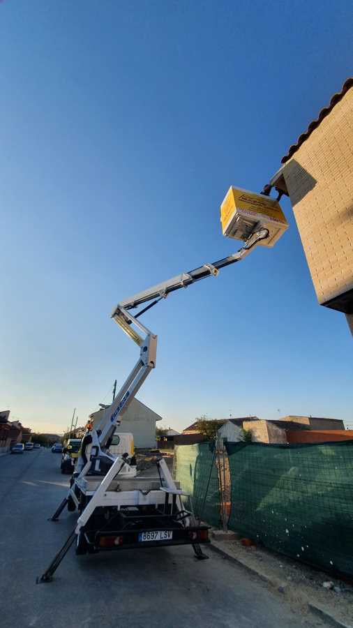 TRABAJO EN ALTURA CAMION CESTA