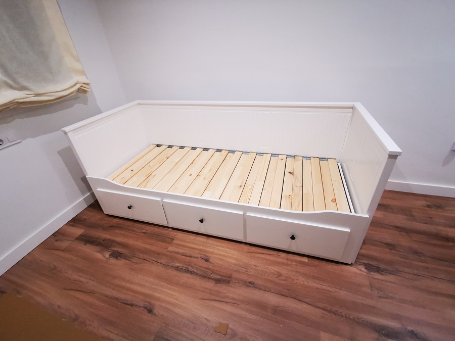 Montaje de diván con almacenamiento Hemnes