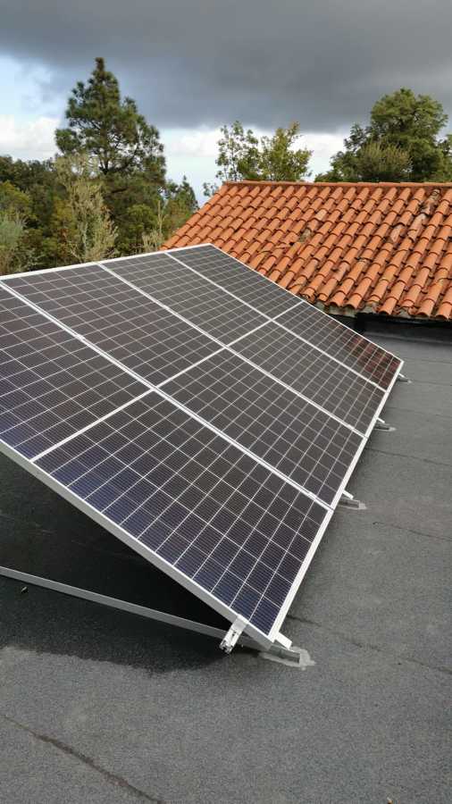 String de paneles solares en instalacion aislada