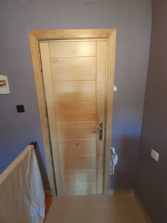 puertas de entrada con cerraduras de seguridad