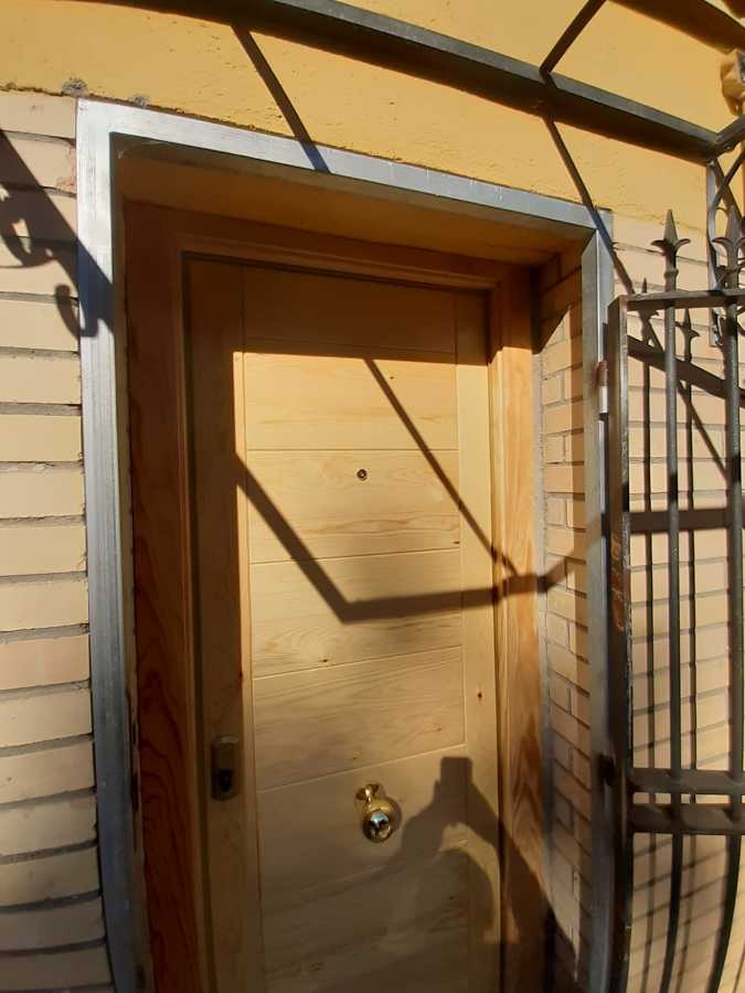 puertas de entrada con cerraduras de seguridad