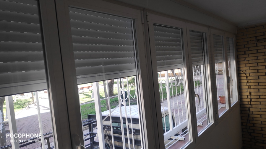 Ventanal de 3 ventanas de 2 hojas con persiana, mosquiteras y oscilobatiente.