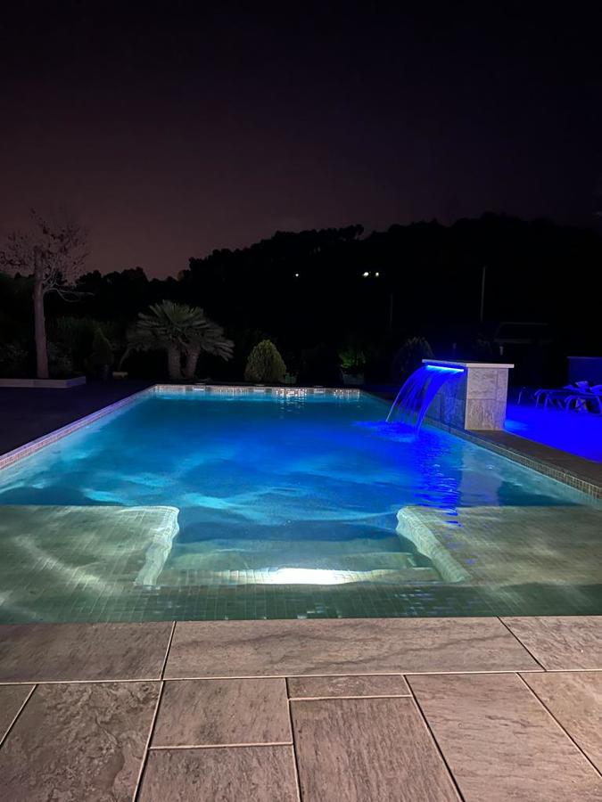 Piscina 10 x 4 m. Imagen nocturna.