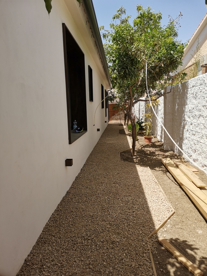 Construcción de caminos de grava en parte trasera de la vivienda