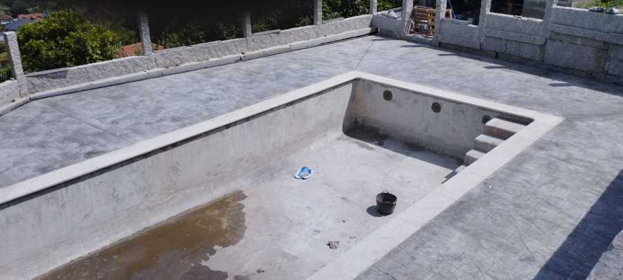 Molde piedra en playa piscina