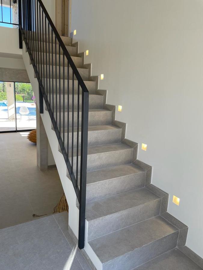 Instalación de iluminación LED con focos en escalera vivienda