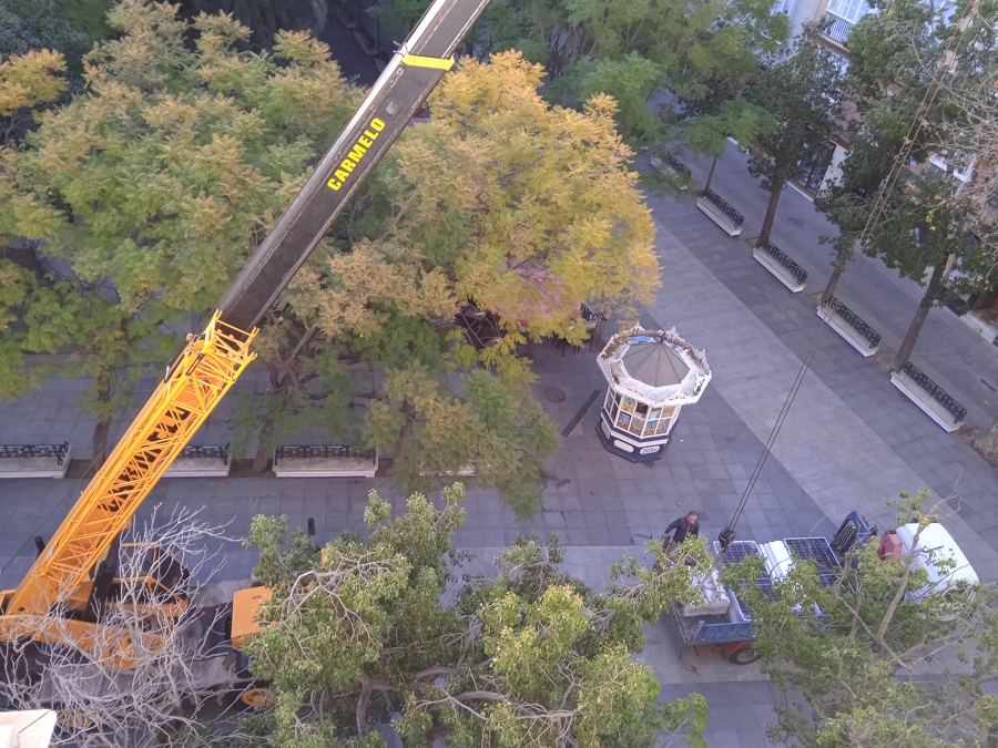 Elevación de paneles solares a edificio en el centro de Cádiz