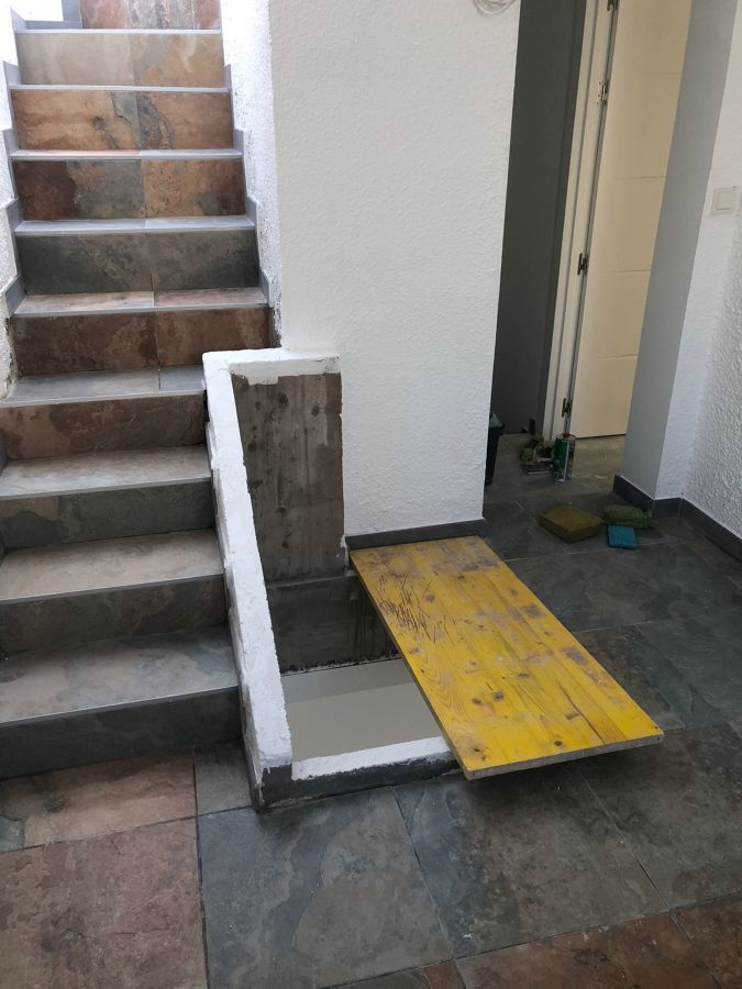 Terraza techada con conformación de paso de ascensor