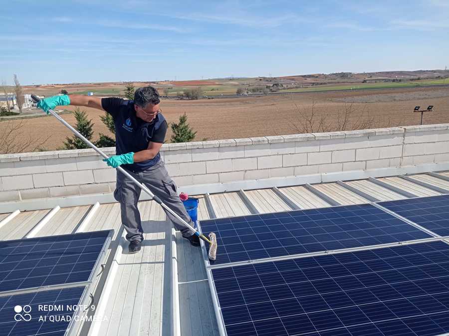 LIMPIEZA DE PANELES SOLARES