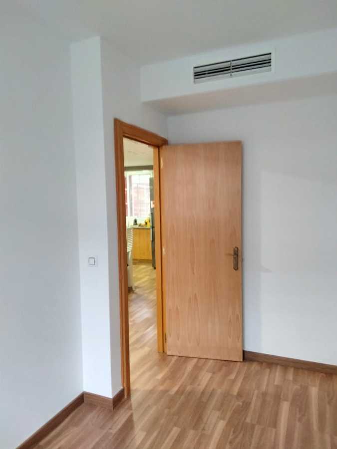 Alisado de paredes , carpintería y colocación de suelo