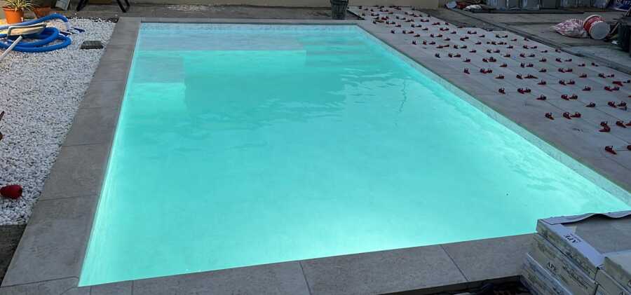 Piscina residencial con agua cristalina