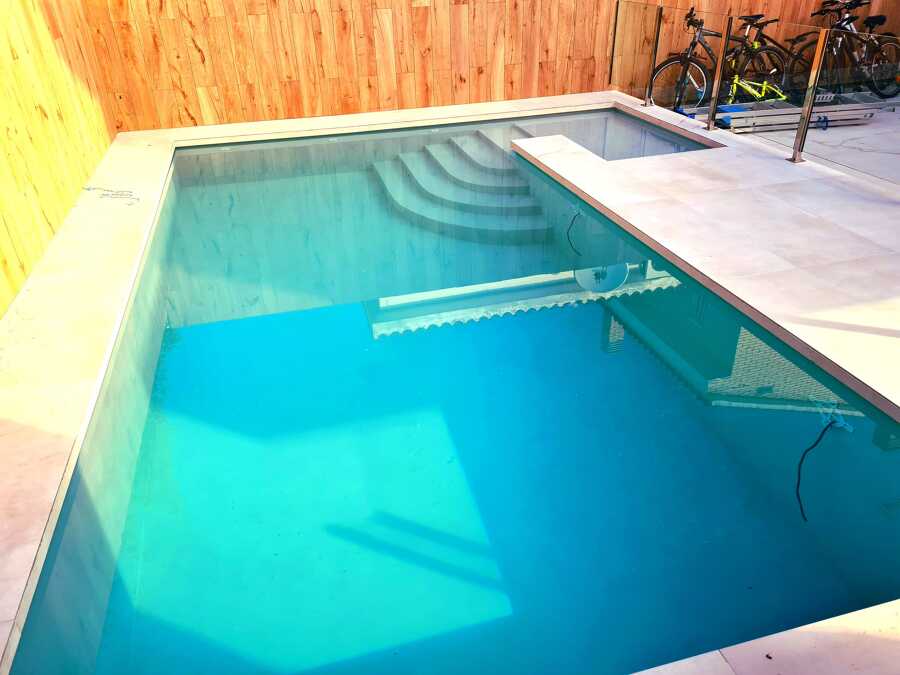 Mantenimiento semanal de piscina en vivienda