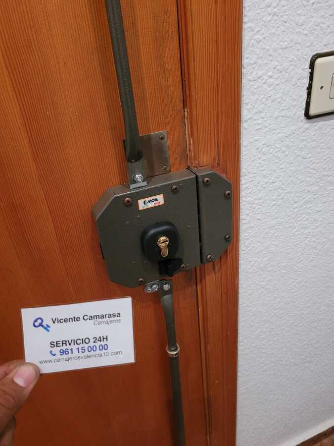 Instalación de cerradura Moia de sobreponer