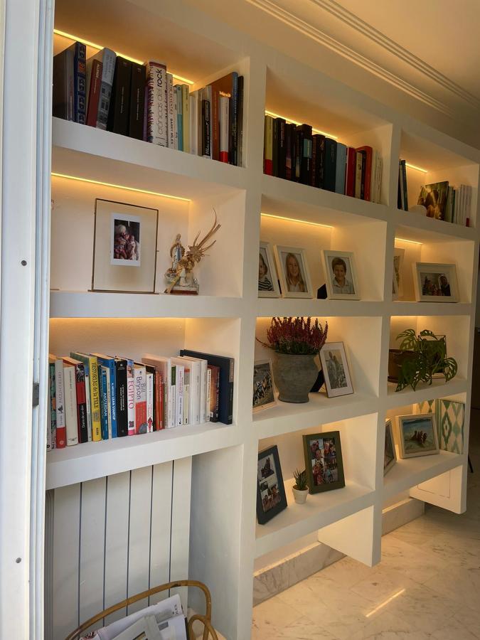 Estantería tipo librería acabado con luz tira Led