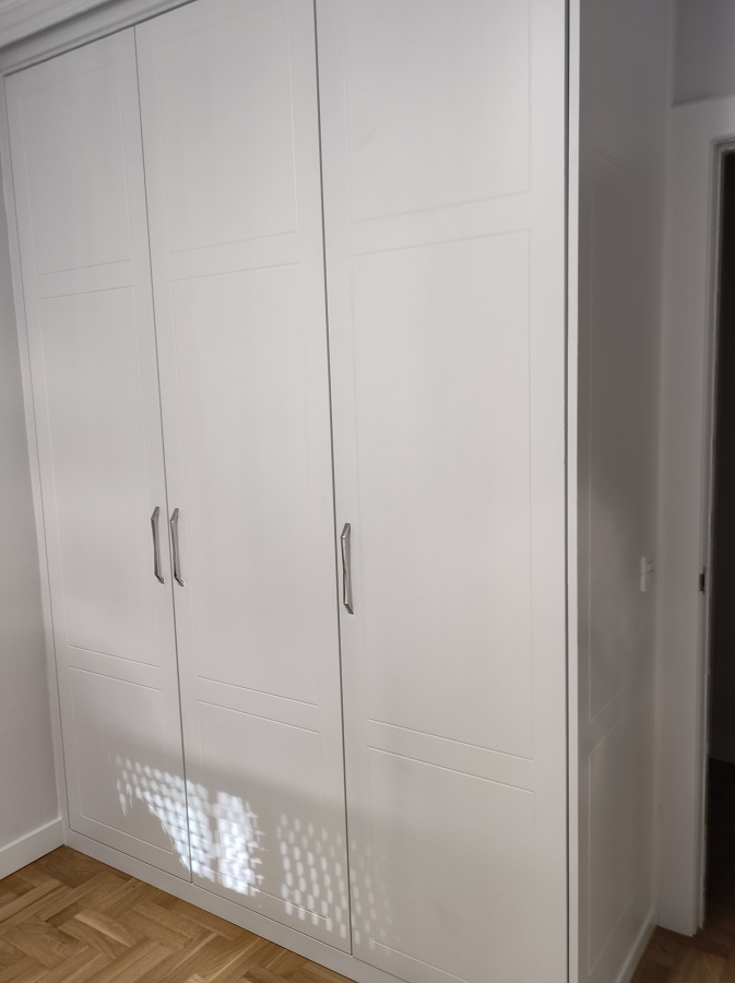 Armario puertas batientes lacado