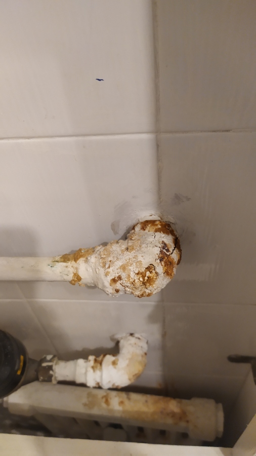 Reparación de fuga en tubería de cobre