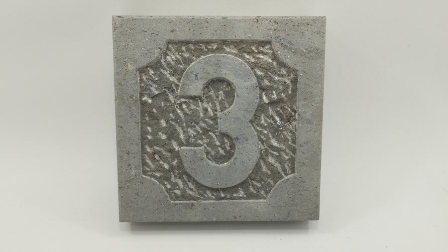 Número tallado en canteria