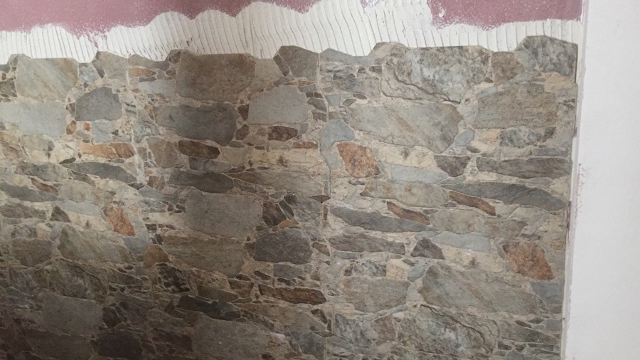 Colocación de cerámica imitando piedra rustica