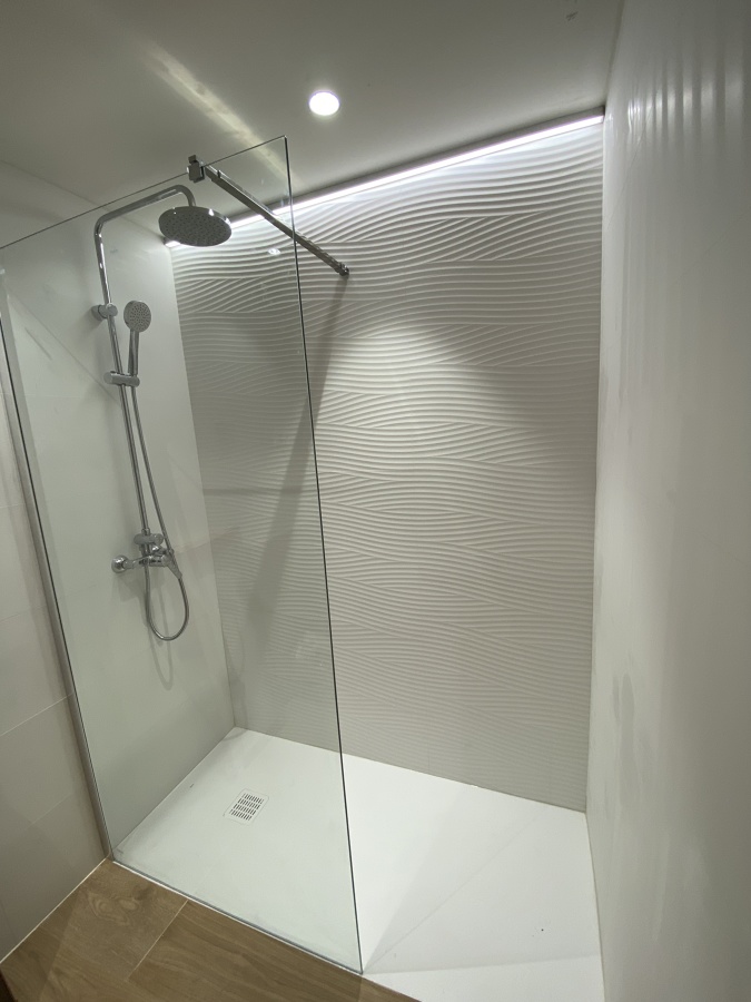 Baño blanco y ondas blancas....