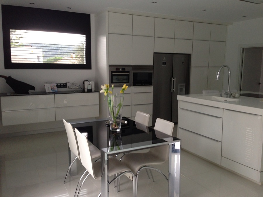 COCINA CON ISLA Y CAMPANA A TECHO