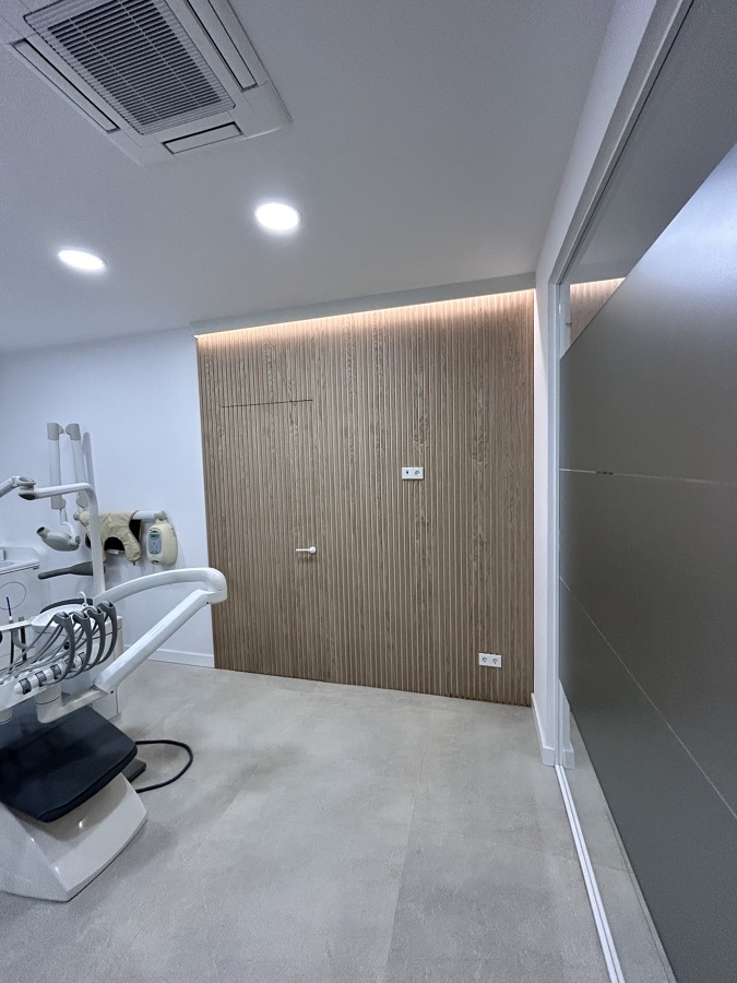 Forro de pared con led y puerta forrada