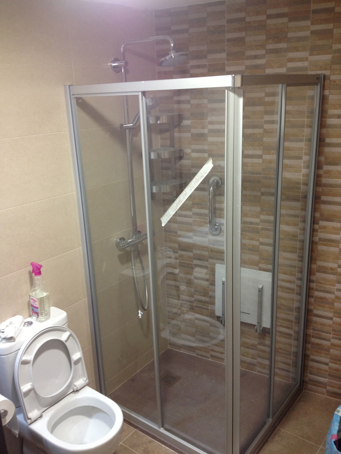 mampara en plato de ducha esquinero