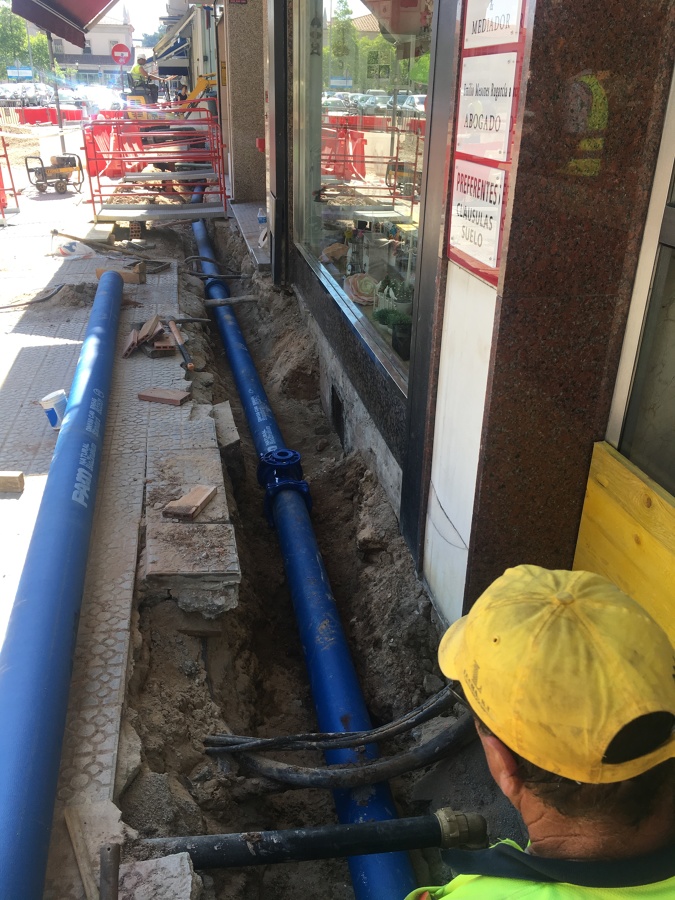 Metiendo tuberia de abastecimiento en C/Cadiz en Santander