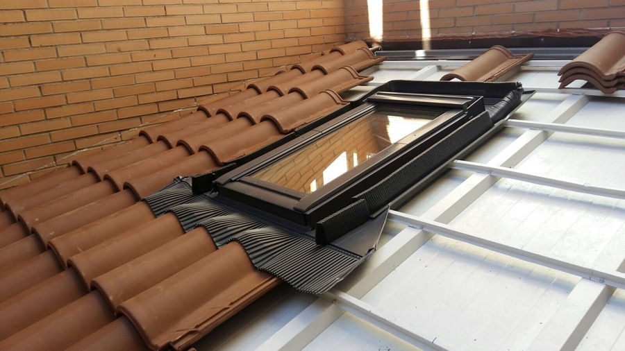 Techado de patio interior con panel sándwich y teja mixta.