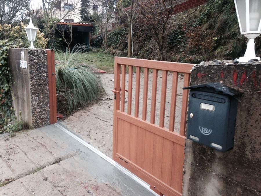 Puerta de aluminio corredera para entrada de vehículos